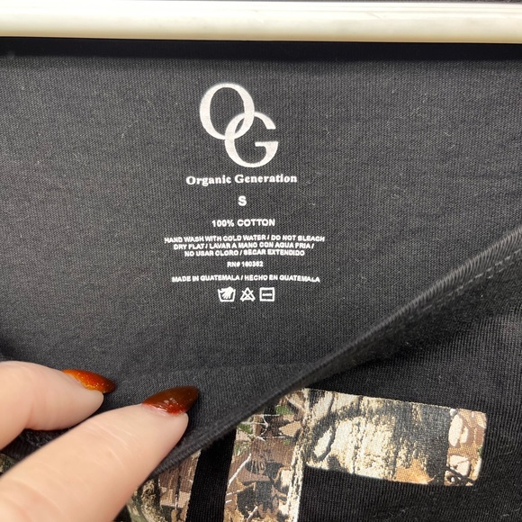 Black Camo Graphic 25 Women's crop Top - Picture 2 of 5